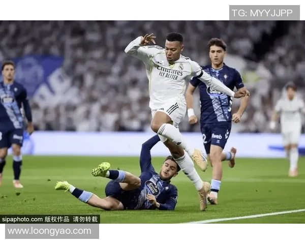 皇马与巴黎激战正酣比分悬念迭起引发球迷热议